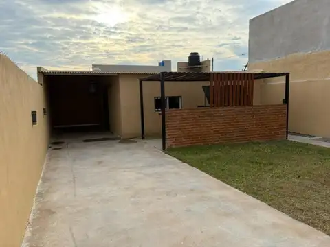 Alquilo casa 1 dormitorio, patio y cochera.