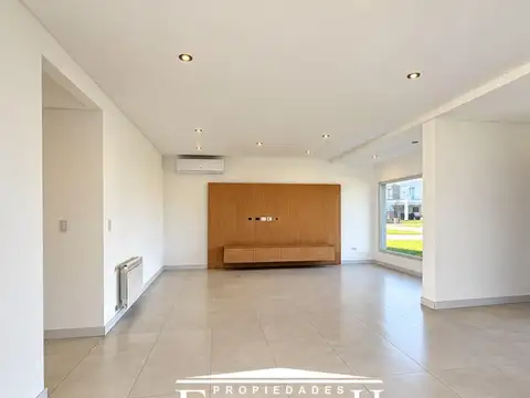 Casa en Alquiler en Prados del Oeste, USD 1.800