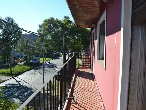 Casa 8 ambientes con 3 baños