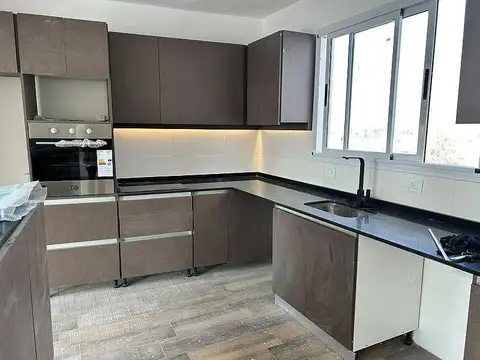 AMPLIO DUPLEX DE TRES DORMITORIOS