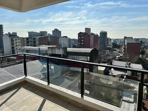 AMPLIO DUPLEX DE TRES DORMITORIOS