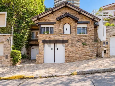 Venta de Chalet en Ph 4 ambientes al frente, Playa Varese, Mar del Plata.