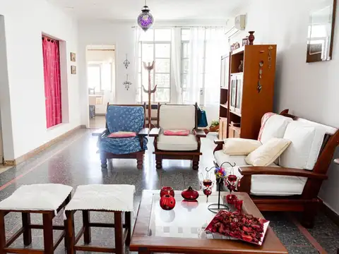 Casa 3 Dormitorios. en venta La Plata con Depto