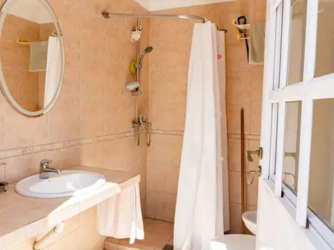 Casa 3 Dormitorios. en venta La Plata con Depto