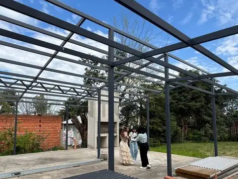 VENTA LOTE CON MEJORAS BARRIO SAKURA EXALTACION PAVON