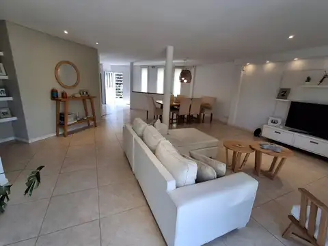 Casa 4 ambientes con 3 baños