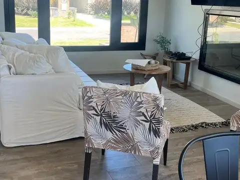 Casa en Alquiler Temporal con 4 cocheras