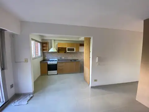 Departamento en alquiler dos amb ( semipiso) y escritorio.