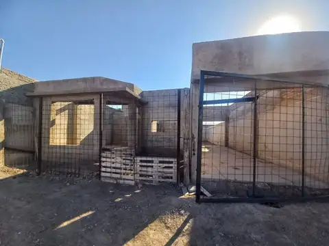 REMAX  VENDE TERRENO CON PROPIEDAD EN OBRA GRUESA