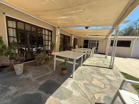 Casa en Venta con 3 cocheras
