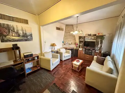 Venta Casa tres dormitorios con pileta. Buenos Aires al 5600