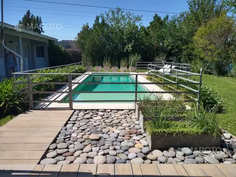 Casa en Venta con 2 cocheras