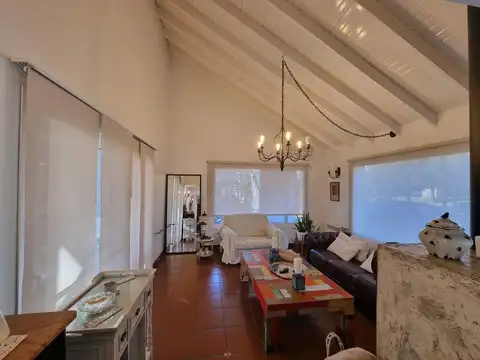 Casa 6 ambientes con 5 baños