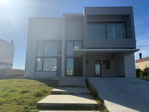 Casa en Venta en Berazategui, USD 420.000