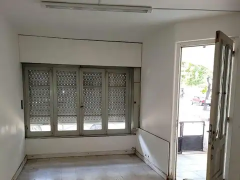 Local en Esquina comercial pleno centro de Zárate