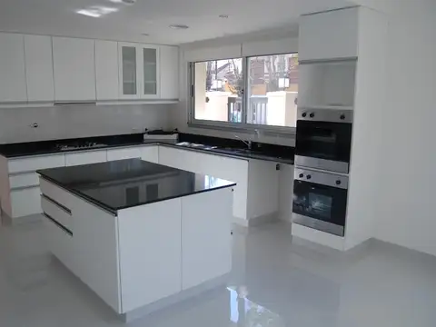 Casa en Alquiler con 1 cochera