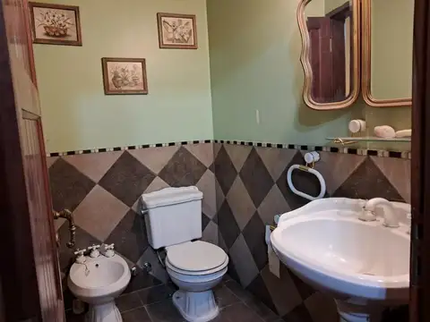 VENTA CASA 6 AMBIENTES. CON RENTA APTO DITO. LA LONJA. PILAR