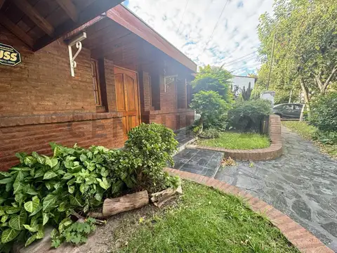 VENTA CASA CIUDAD JARDIN 4 AMBIENTES PARQUE COCHERA