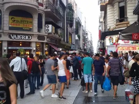 Excelente local reciclado a nuevo en peatonal Lavalle apto todo rubro tiene instalado 4 vientos