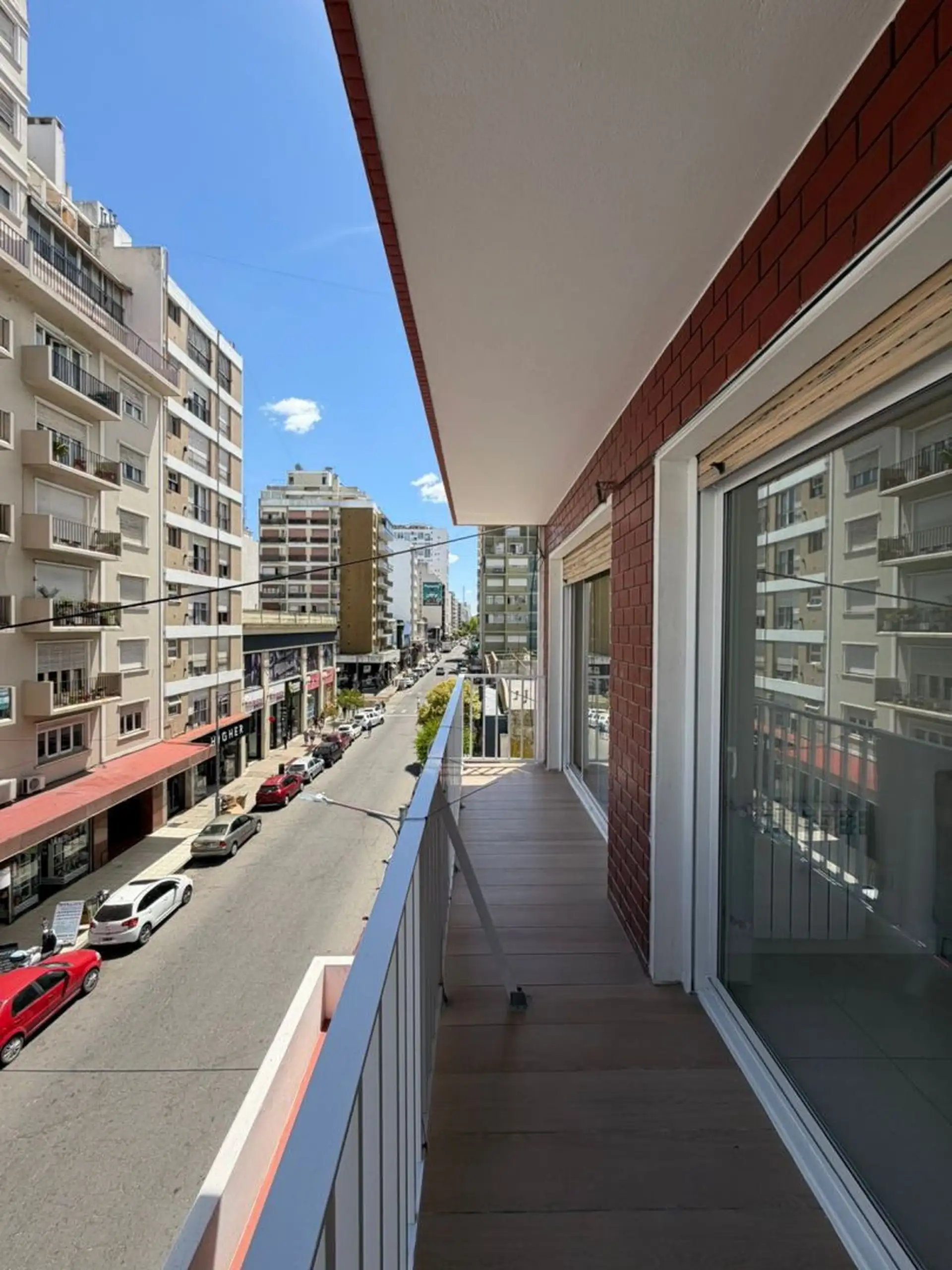 3 ambientes con dependencia a la calle con balcón