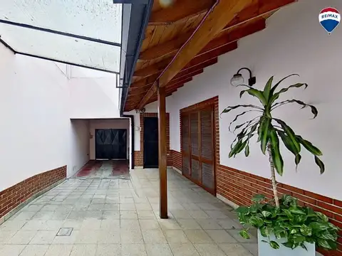 VENTA CASA 4 AMBIENTES CON JARDIN COCHERA SARANDI