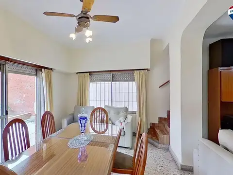 VENTA CASA 4 AMBIENTES CON JARDIN COCHERA SARANDI