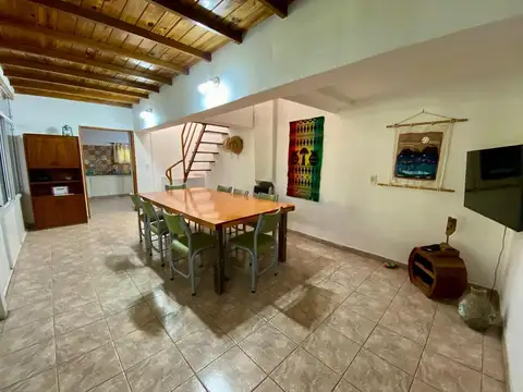 Casa 8 ambientes con 3 baños