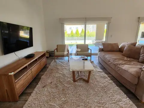 Casa en Alquiler con 1 cochera