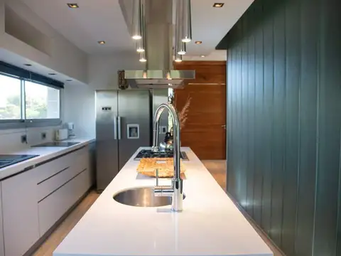 Casa en Venta con 3 cocheras