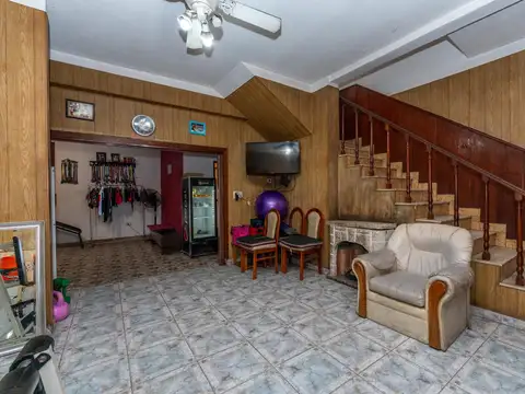 Casa en esquina | 3 dormitorios, garage y terraza | Nueva Pompeya