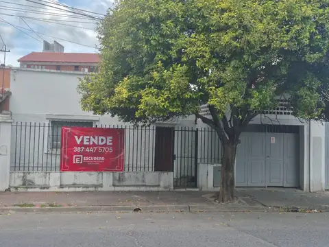 VENTA! Propiedad apta para consultorios o vivienda familiar.