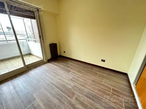 Dúplex (tipo casa) de 3 dormitorios con cochera en alquiler en Caballito.