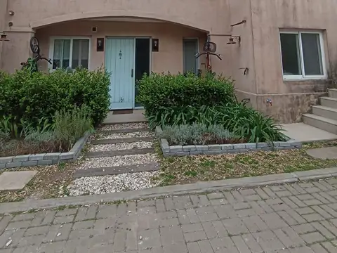 CASA  3 AMB. VENTA CON GALERIA PARRILLA Y PISCINA