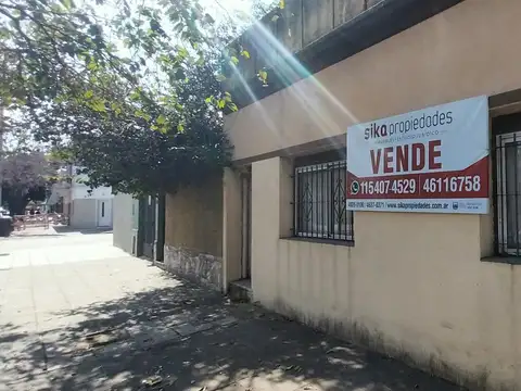 Dos unidades en conjunto de 3 amb, c/u, frente, patio, terraza, sin subdivisión. Lote propio.