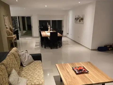 Casa 5 ambientes con 3 baños