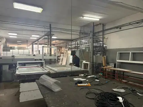 Excelente Galpón Industrial de 900 m² con Montacargas y Oficinas – Munro