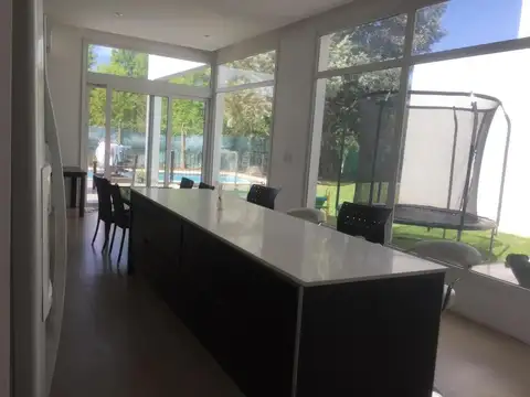Casa en Venta con 5 cocheras