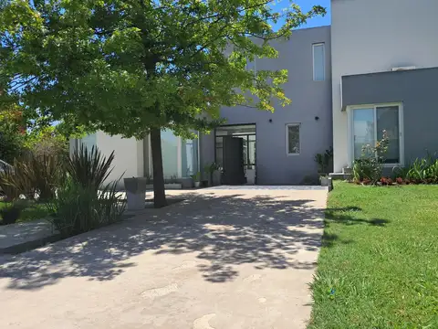 Excelente casa minimalista de 5 ambientes, Super Luminosa, 2 patios, jardìn, piscina y cochera.-