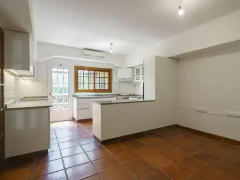 Casa en Alquiler con 4 cocheras