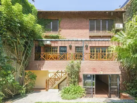 IMPECABLE CASA CON JARDIN Y PILETA EN 3 PLANTAS - Belgrano Bajo
