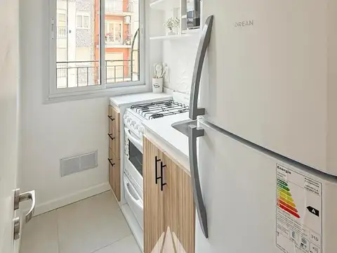 Departamento monoambiente con balcón a la calle / Zona centro