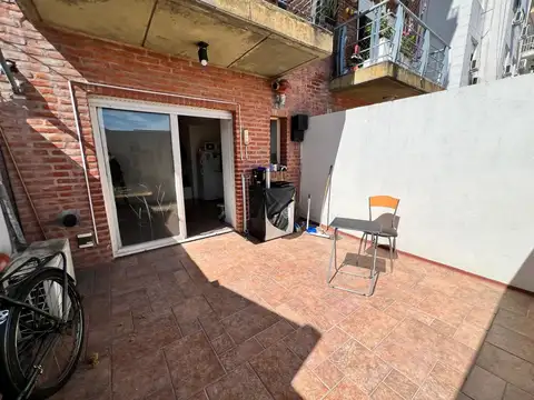 Amplio Monoambiente con Patio  y Garage
