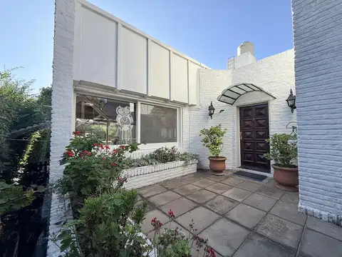 VENTA  / CASA / 5 DORMITORIOS / BARRIO MI REFUGIO / FINANCIADA