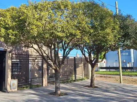 Casa en venta - 4 Dormitorios 3 Baños - Cocheras - 320Mts2 - Lisandro Olmos, La Plata