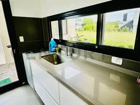 Casa Alquiler En El Principado 6 Ambientes