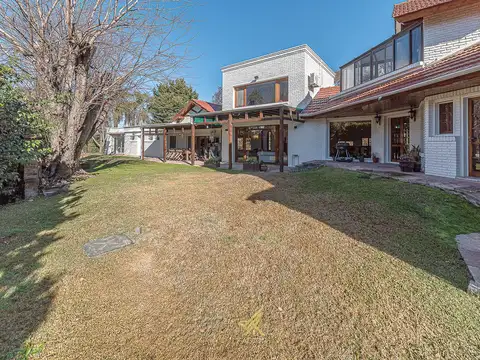 Casa 8 ambientes con 5 baños