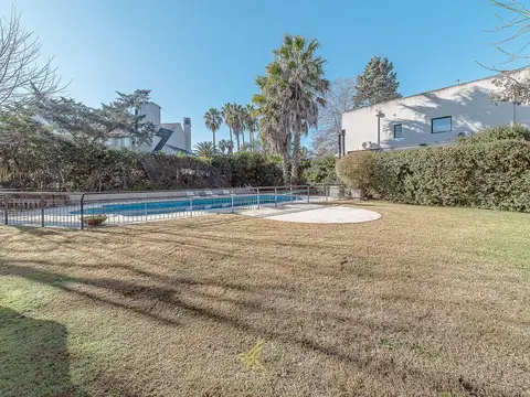 Casa 8 ambientes con 5 baños