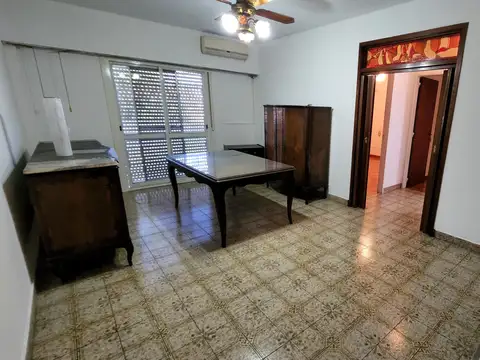 EXCELENTE SEMIPISO 3 AMBIENTES CON BALCÓN CORRIDO, PLENO CENTRO DE CASEROS, BAJAS EXPENSAS  