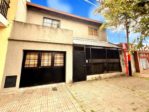 VENTA - Casa al frente, 4 Dormitorios, Cochera y Patio con Jardin - Barrio Matheu, Rosario.
