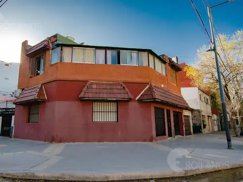 VENTA CASA LOTE PROPIO EN VILLA URQUIZA 7 AMBIENTES 2 COCINAS 3 BAÑOS  TERRAZA COCHERA DOBLE